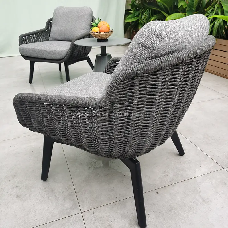 Açık balkon el dokuması ip masası ve sandalyeler